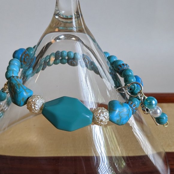 Blue "Arizona Turquoise" beaded memory wire bracelet - Picture 3 of 4